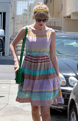 组图：泰勒-斯威夫特彩虹裙出街 红唇美肌玩转撞色