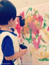 组图：微镜头下的小小志 呆萌可爱完胜童颜老爸