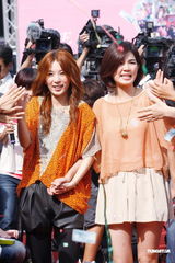 组图：SHE十周年纪念活动 Selina发短片盼早日归队