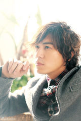 组图：陈楚河亲和杂志照曝光 显春日温情气质 