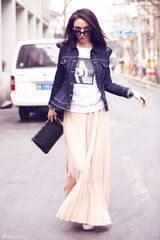 组图：张俪早春街拍照 心情大好对镜头做鬼脸