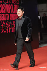 组图：周慧敏白纱裙飘逸现身 小腹扁平力证未怀孕