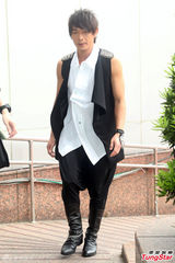 组图：黄品源婚变后首现身 激动落男儿泪