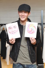 组图：陈冠希举办改版签书会 自曝与女友无结婚打算