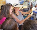 组图：朱莉戴草帽现身片场 亲切见粉丝笑容可掬