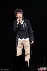 组图：黄子华栋笃笑香港首演 许志安郭蔼明捧场