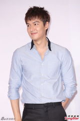 组图：李敏镐穿衬衫帅气亮相 台上憨笑吐舌卖萌