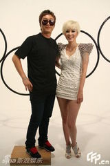 幻灯组图：傅颖拍MV穿性感舞衣 化身白发魔女