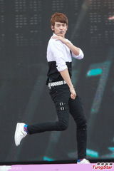 组图：香港巨蛋音乐节f(x)领衔冒台风献歌舞