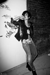 组图：周笔畅拍摄欧范颓废风大片 演绎黑白风情