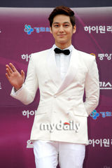 组图：金汎(金范)白色西装潇洒挺拔俊朗迷人