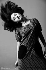 幻灯图：王子文最新杂志写真照 宛若精灵落入凡间