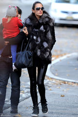 高清组图：超模亚历山大-安布罗休街拍皮草上身