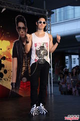 组图：吴建豪帅气亮相大秀舞技 墨镜遮面心情好