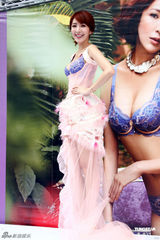 组图：杨谨华性感马甲内衣大方秀好身材