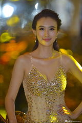 组图：车模兽兽性感透视黄金奶 自信爆乳微笑