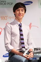 组图：韩星韩孝珠李济勋携手出席电子电影首映式