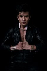 组图：唐文龙硬汉造型拍杂志 眼神犀利展魅力