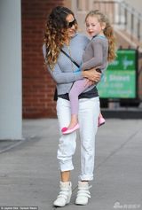 组图:杰西卡-帕克带双胞胎出游 小萝莉吐舌卖萌