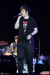 组图：五月天西岸音乐节开唱 女粉丝激动昏倒