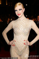 组图：女星戛纳红毯大秀柔术身体对折