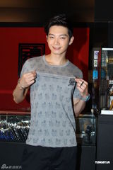 组图：辰亦儒为自己潮牌站台 方文山来助阵