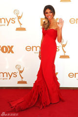 组图：艾美奖红毯 克里基娜-兰西克红裙送飞吻