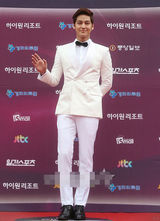 组图：金汎(金范)白色西装潇洒挺拔俊朗迷人