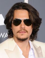 高清组图：格莱美红毯 约翰-梅尔亮相潮范儿足