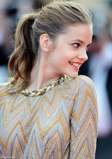 高清组图：超模芭芭拉-帕尔文露背礼服亮相戛纳