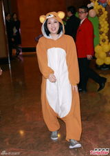 高清图：杨千嬅穿熊仔装为儿庆生 圈内好友到贺