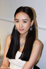 组图：童瑶携王学兵亮相粗眉妆显独特魅力