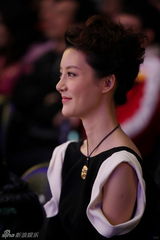 组图：车晓亮相商业活动 大秀香肩美背展亲和力