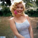 组图：梦露与前夫米勒罕见写真 林中娇憨小女人