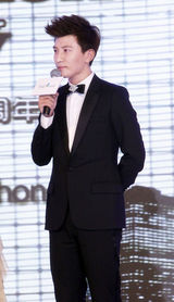 组图：大左闪亮时尚夜红毯 黑西装显绝佳气质