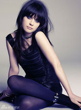 组图：佐伊-丹斯切尔登杂志封面 蓬松黑发抢眼