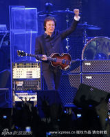 组图：保罗-麦卡特尼着“中山装”巴黎开唱