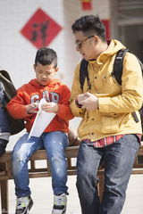 组图：《爸爸去哪儿》抓泥鳅 萌娃瞬间变泥孩儿