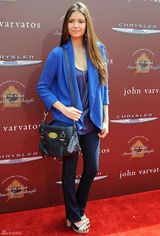 高清组图：妮娜-杜波夫蓝色西装外套搭配牛仔裤