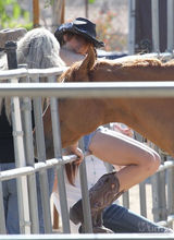 组图：MJ爱女帕丽斯与生母同游 热裤秀美腿