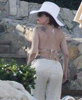 组图：LadyGaga甩30磅赘肉 度假比基尼秀八字奶