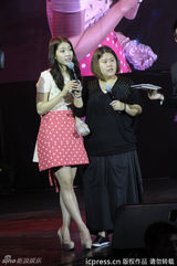 高清图：朴信惠上海热裤跳辣舞 示范可爱颂互动