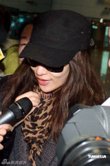 幻灯组图：萧亚轩强忍丧母之痛 赴上海为世博MV赶工