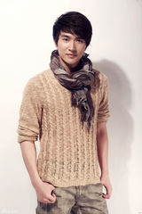 组图：陆昱霖秋日系列写真 时尚简约潮范儿十足