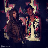 组图：陈冠希带小女友逛街 十指紧扣秀恩爱