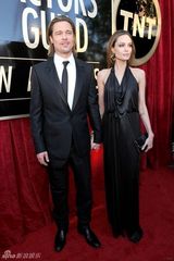 组图：美国演员工会奖红毯朱莉皮特十指紧扣