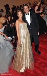 组图：美国时装学院庆典举行 众明星红毯竞艳