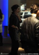 组图：郭晶晶发髻高耸配OL通勤装高贵典雅