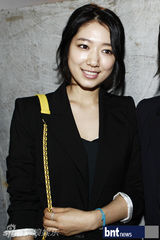 组图：韩星朴信惠与少时秀英等亮相首尔时装周