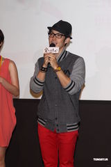 组图：曾之乔为新剧裸背上阵 被吴建豪袭胸吓坏父母